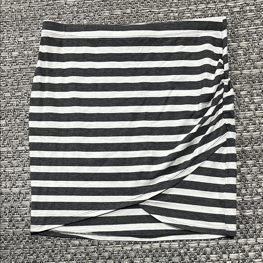 G21 | Striped Grey and White Crossover Mini Skirt
